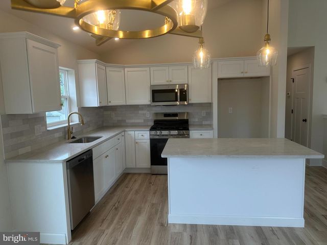 8 OXFORD AVE, Gloucester City, NJ 08030