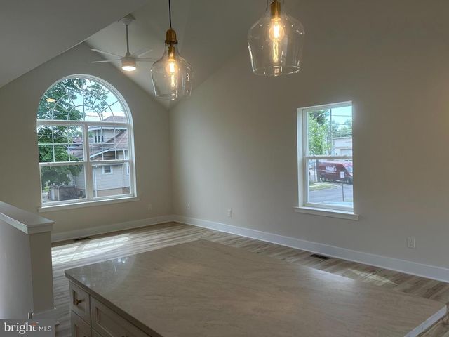 8 OXFORD AVE, Gloucester City, NJ 08030