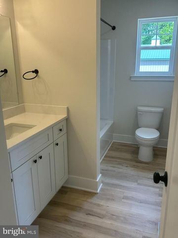 8 OXFORD AVE, Gloucester City, NJ 08030
