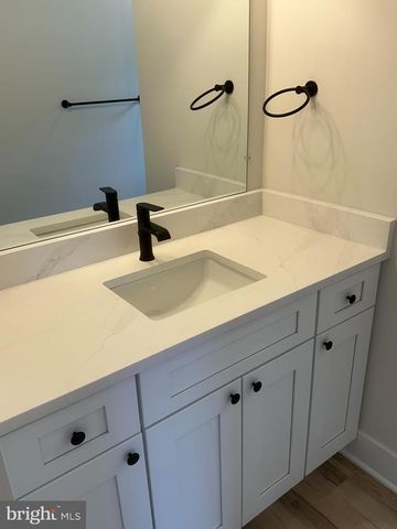 8 OXFORD AVE, Gloucester City, NJ 08030