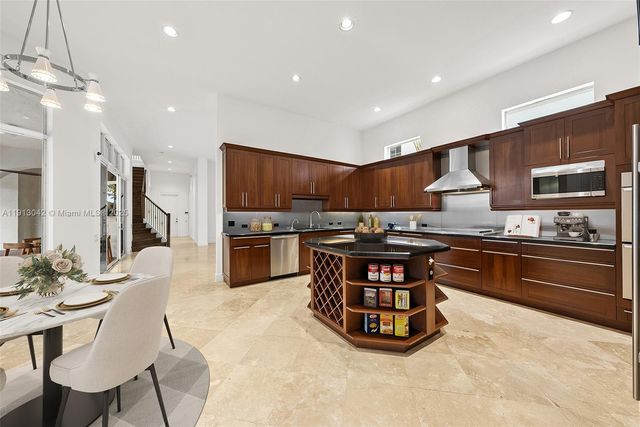 1295 Hatteras Ln, Hollywood, FL 33019