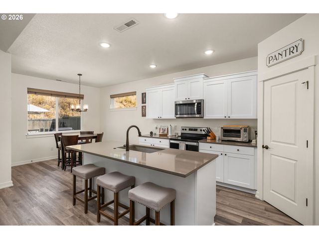 1794 Ne SHELL ROCK Dr, Estacada, OR 97023