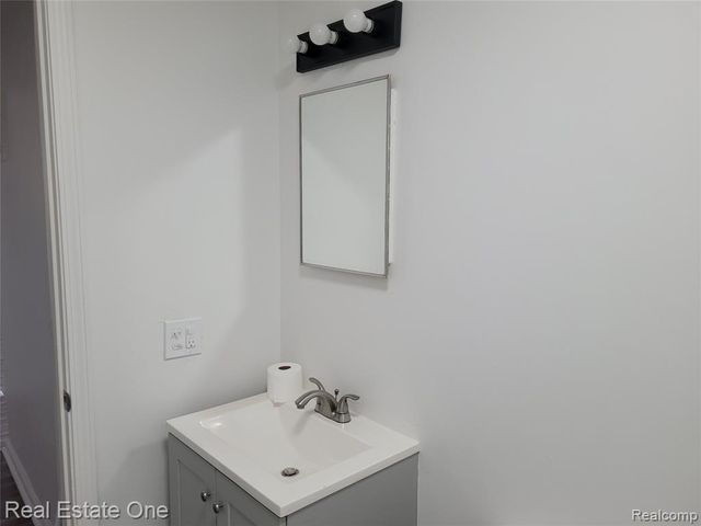 77 W Rutgers Avenue, Pontiac, MI 48340