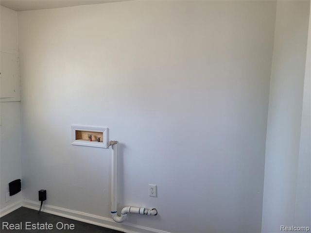 77 W Rutgers Avenue, Pontiac, MI 48340