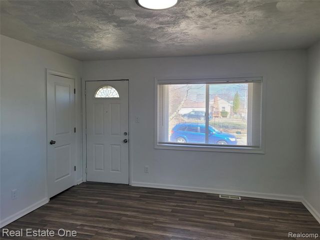 77 W Rutgers Avenue, Pontiac, MI 48340