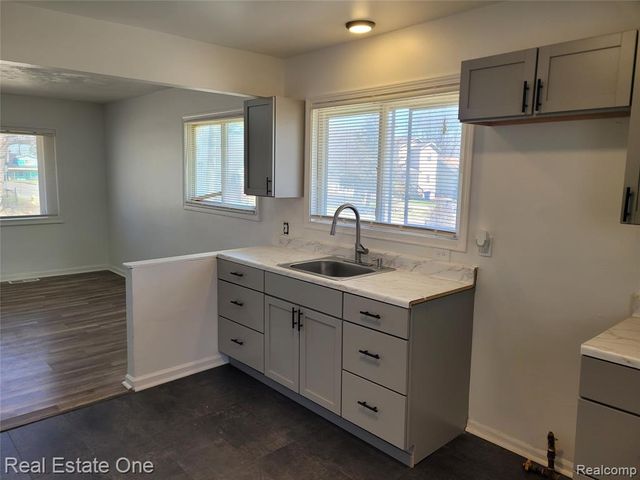 77 W Rutgers Avenue, Pontiac, MI 48340