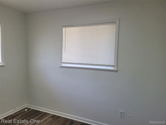 77 W Rutgers Avenue, Pontiac, MI 48340