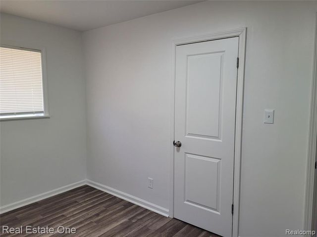 77 W Rutgers Avenue, Pontiac, MI 48340