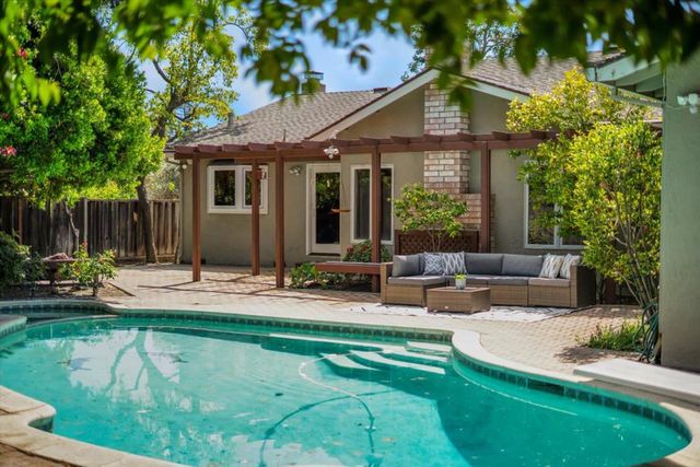 18967 Palo Oaks Court, Saratoga, CA 95070