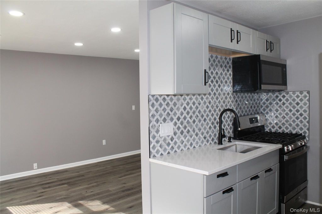 303 Barclay Manor 3C, Newburgh, NY 12550