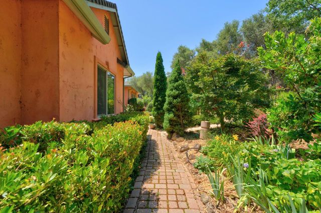 21987 Moss Rock Ct, Grass Valley, CA 95949