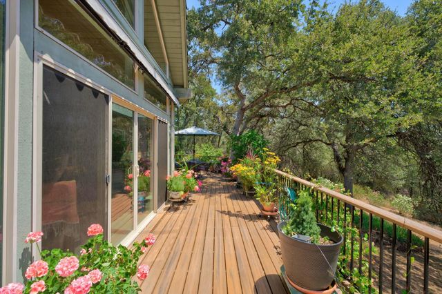 21987 Moss Rock Ct, Grass Valley, CA 95949