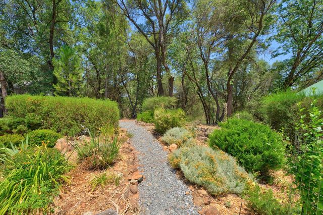 21987 Moss Rock Ct, Grass Valley, CA 95949