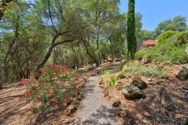 21987 Moss Rock Ct, Grass Valley, CA 95949