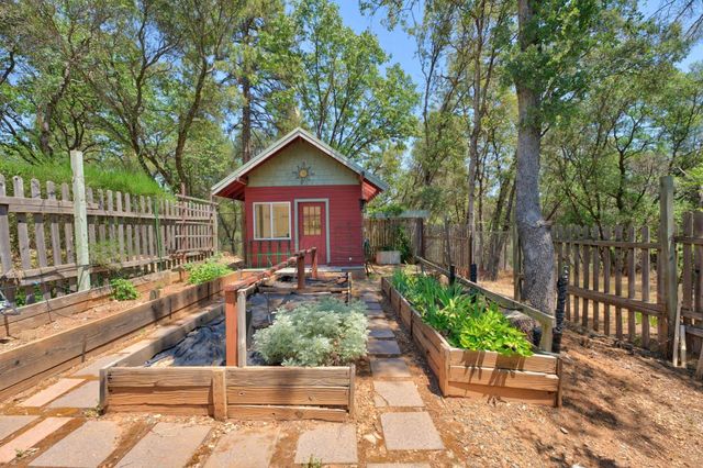 21987 Moss Rock Ct, Grass Valley, CA 95949