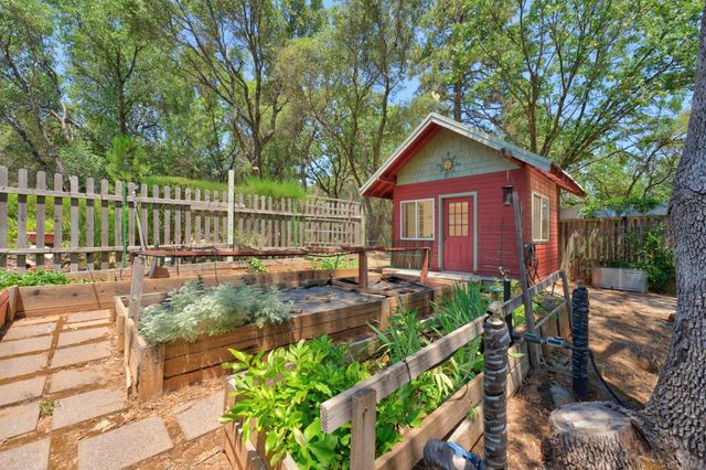 21987 Moss Rock Ct, Grass Valley, CA 95949