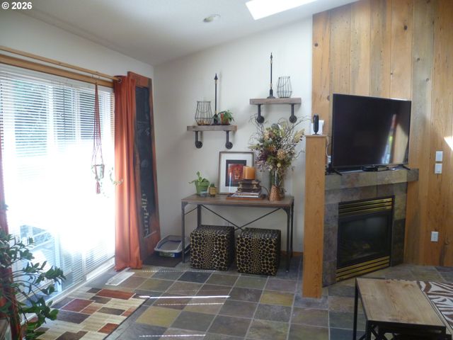 532 E STONECREEK Dr, La Center, WA 98629