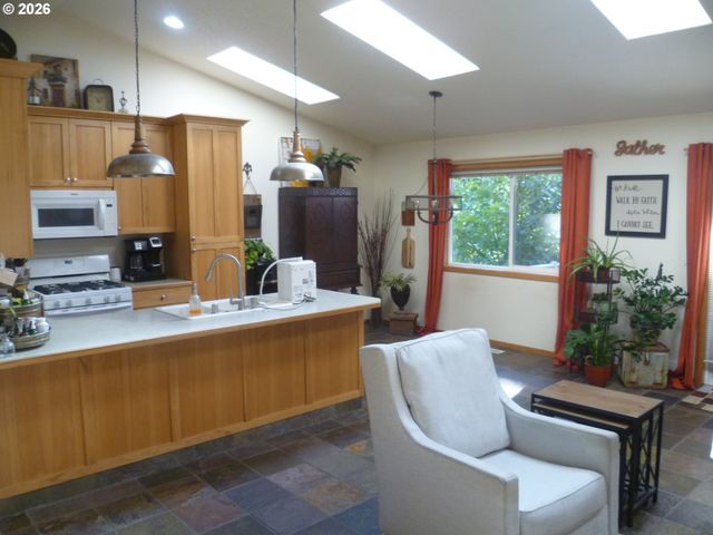 532 E STONECREEK Dr, La Center, WA 98629