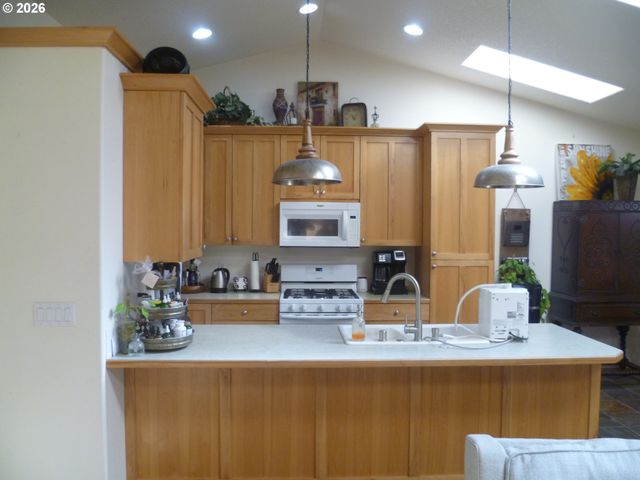 532 E STONECREEK Dr, La Center, WA 98629