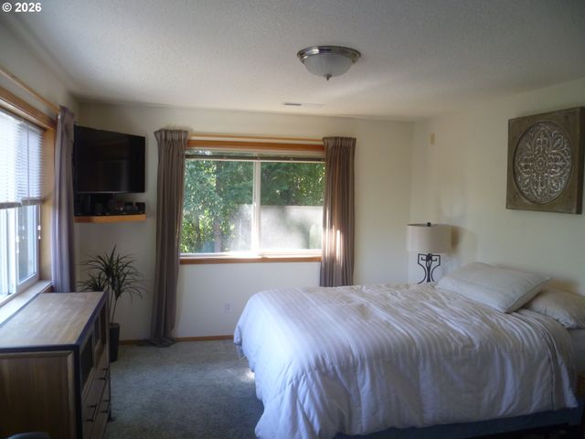 532 E STONECREEK Dr, La Center, WA 98629