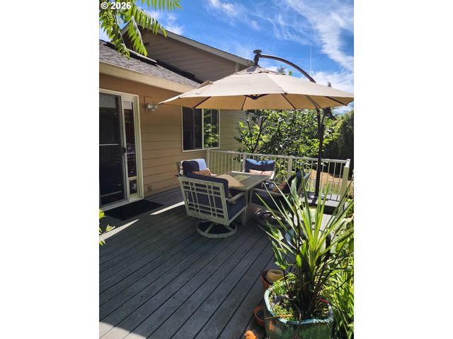 532 E STONECREEK Dr, La Center, WA 98629