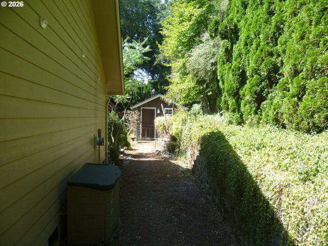 532 E STONECREEK Dr, La Center, WA 98629