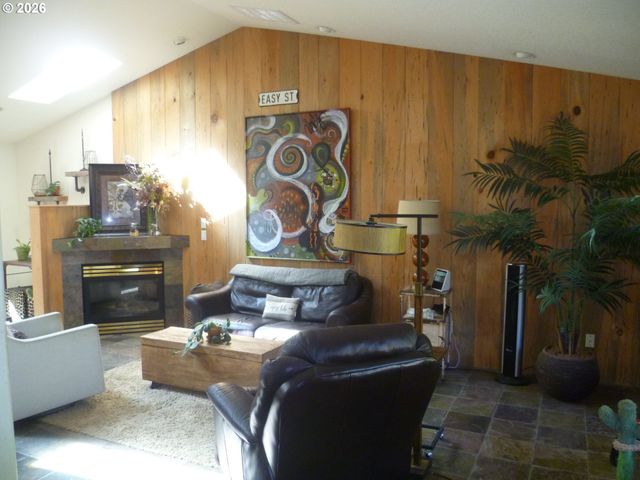 532 E STONECREEK Dr, La Center, WA 98629