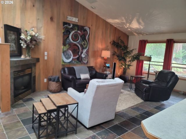 532 E STONECREEK Dr, La Center, WA 98629