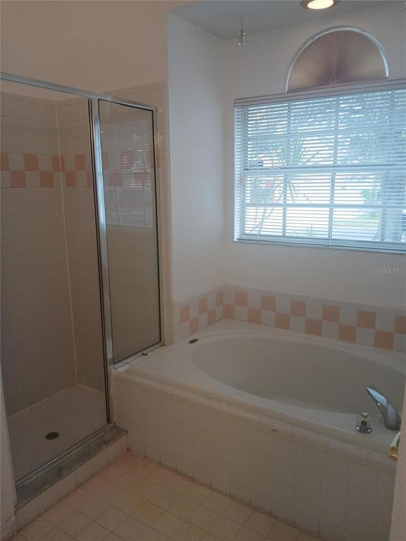 Image 9 of property listing at 2323 LAUREL PINE LANE, Orlando, FL 32837