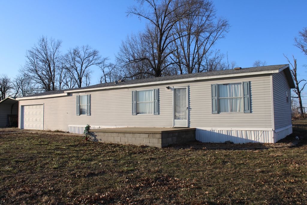 Image 1 of property listing at 406 W Kirkwood Street, Odin, IL 62870