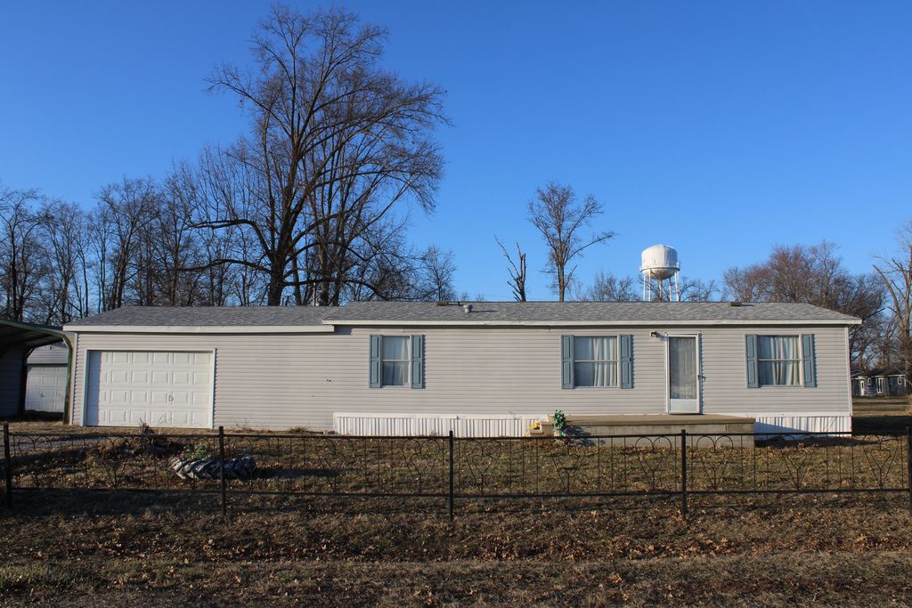 Image 2 of property listing at 406 W Kirkwood Street, Odin, IL 62870
