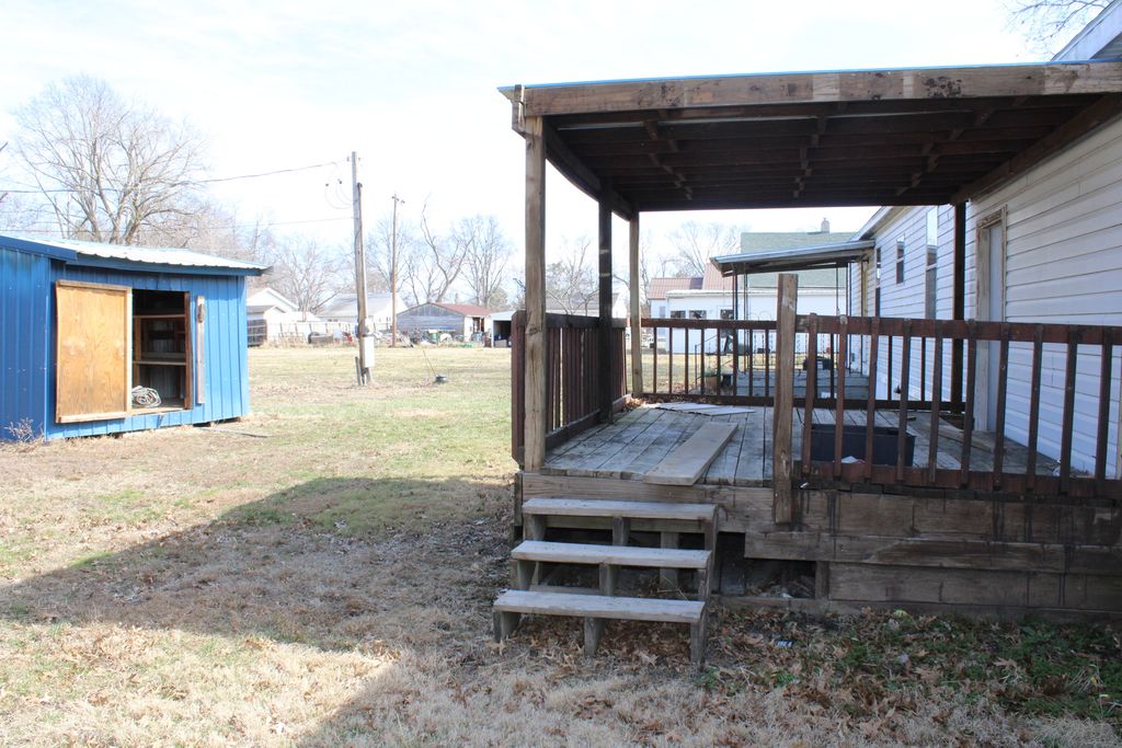 Image 24 of property listing at 406 W Kirkwood Street, Odin, IL 62870