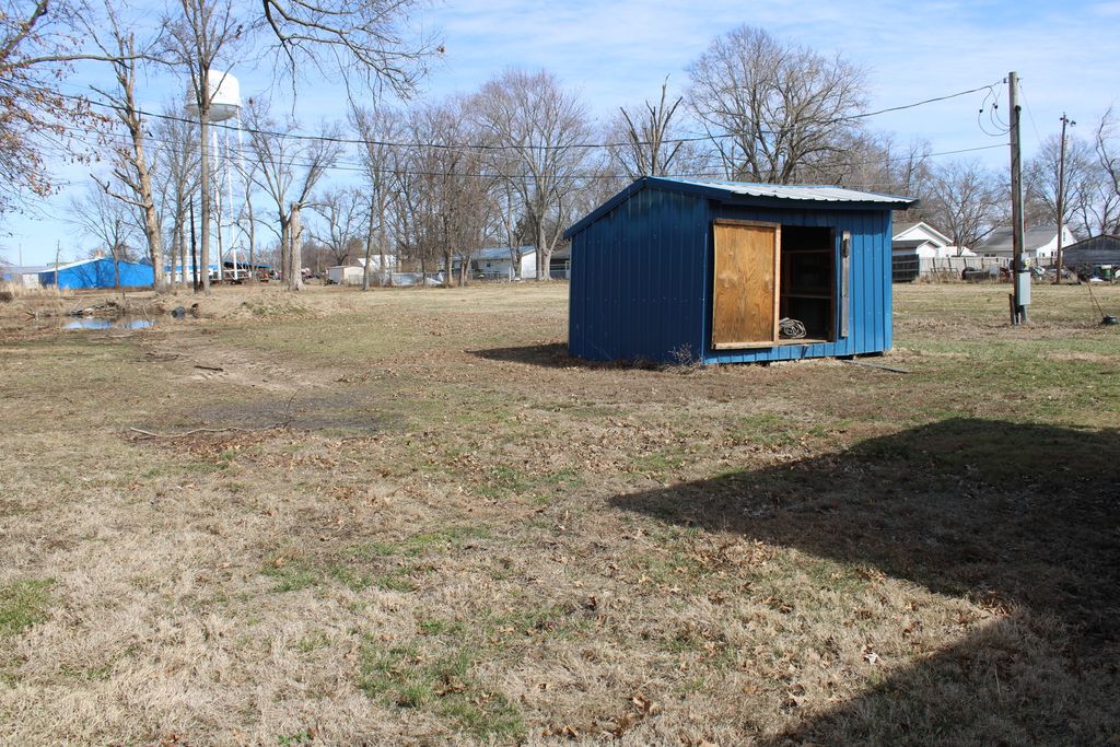 Image 25 of property listing at 406 W Kirkwood Street, Odin, IL 62870