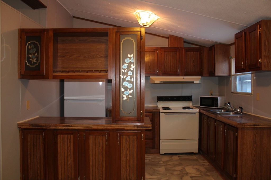 Image 6 of property listing at 406 W Kirkwood Street, Odin, IL 62870