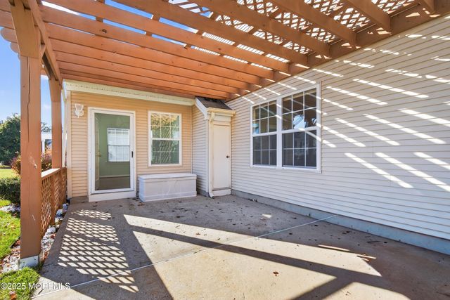 11 Drayton Road, Manchester, NJ 08759