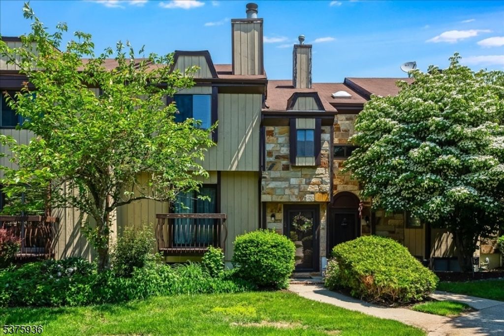 92 Nottingham Sq, Washington Twp., NJ 07840