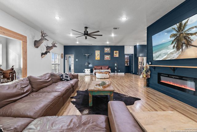 1591 Leissner School, Seguin, TX 78155