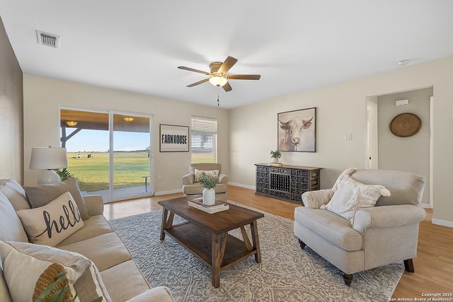 1591 Leissner School, Seguin, TX 78155