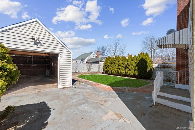 7 Everett Street, Valley Stream, NY 11580