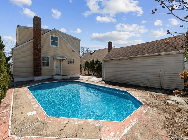 7 Everett Street, Valley Stream, NY 11580