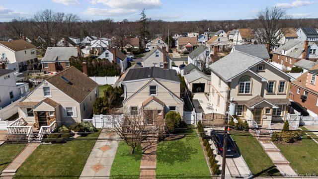 7 Everett Street, Valley Stream, NY 11580