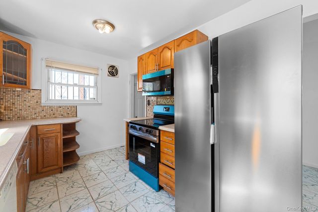 7 Everett Street, Valley Stream, NY 11580