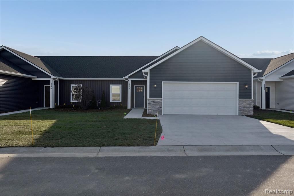 232 Marion Oaks Drive, Howell, MI 48843