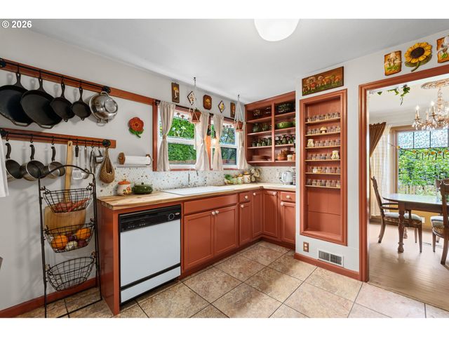 548 N LOMBARD St, Portland, OR 97217
