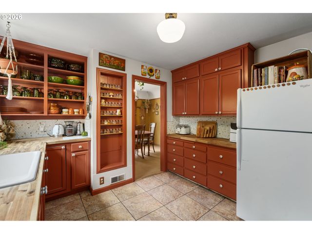 548 N LOMBARD St, Portland, OR 97217