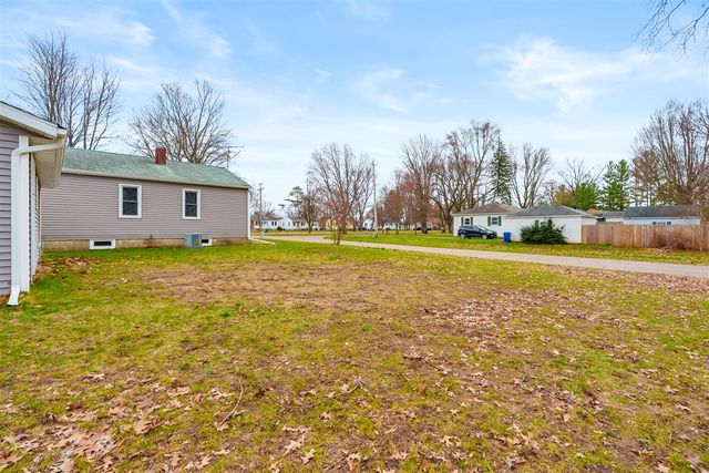 522 Lake Boulevard, Paw Paw, MI 49079