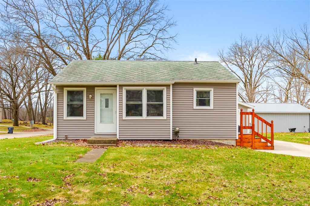 522 Lake Boulevard, Paw Paw, MI 49079