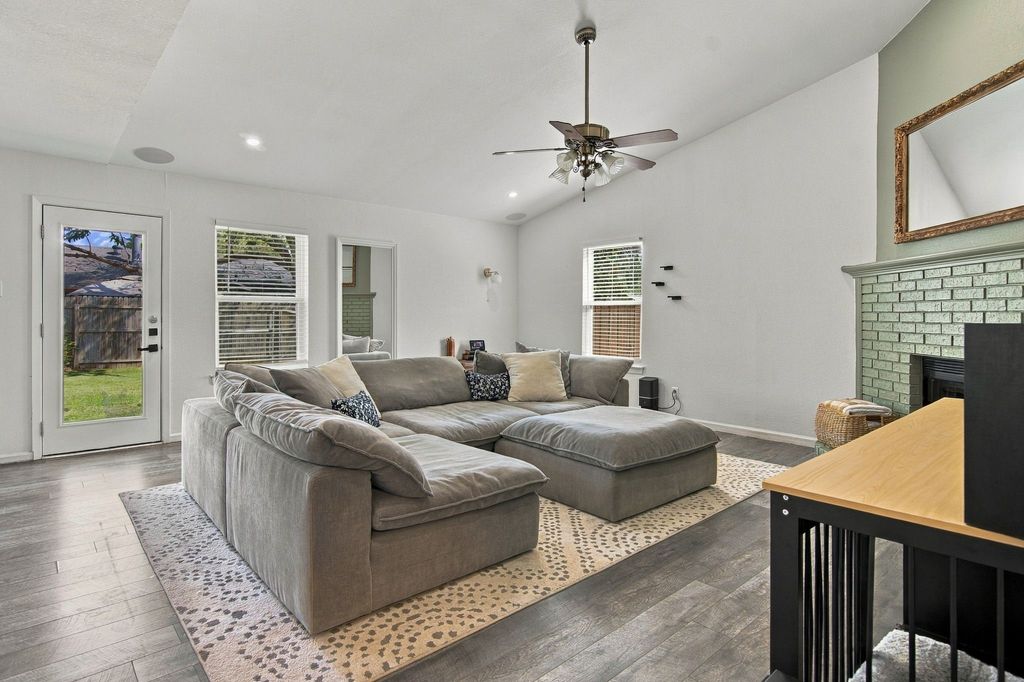 831 Beverly Drive, Grapevine, TX 76051 — photo 4