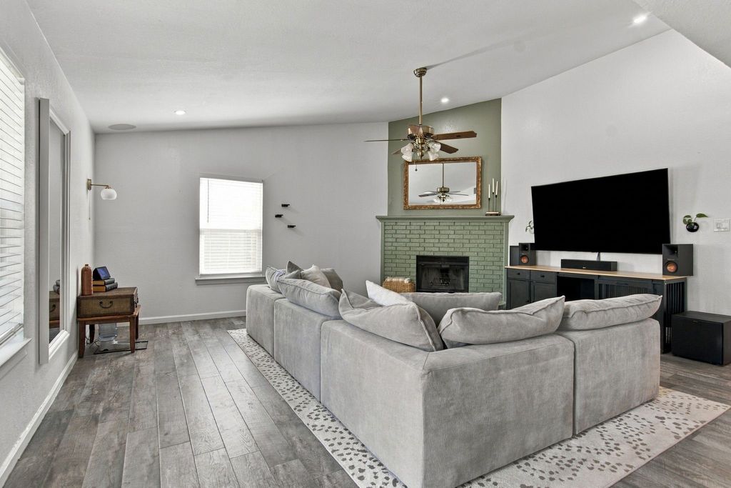 831 Beverly Drive, Grapevine, TX 76051 — photo 5