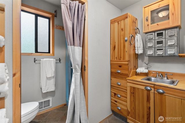 41 N Dow Place, Hoodsport, WA 98548